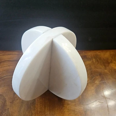 Escultura Circular Geométrica Mármol Blanco Pesado, 7"x 7" x 7" en Excelente Estado. Foto 1 de 4