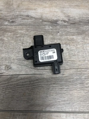13-18 Hyundai Santa Fe Sport Passenger Side Seat Occupancy Sensor 88952-4Z500 - Image 1 of 4