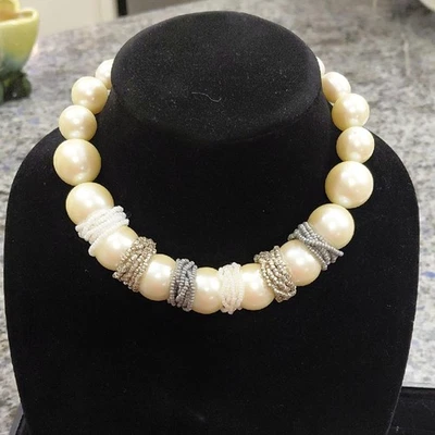Elegante Collar de Perlas Jumbo con Cuerdas de Plata, Oro y Cuentas Semilla Blancas.Similar Foto 1 de 4