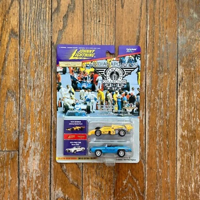 1/64 Johnny Lightning 1996 #3 Johnny Rutherford 1974 ganador Indy 500 PACE CAR Foto 1 de 4