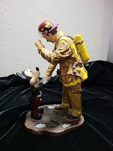 Figura de bombero de Mickey Mouse Charles Boyer Disney A TRIBUTE TO BOMBERO 8" - Imagen 1 de 8