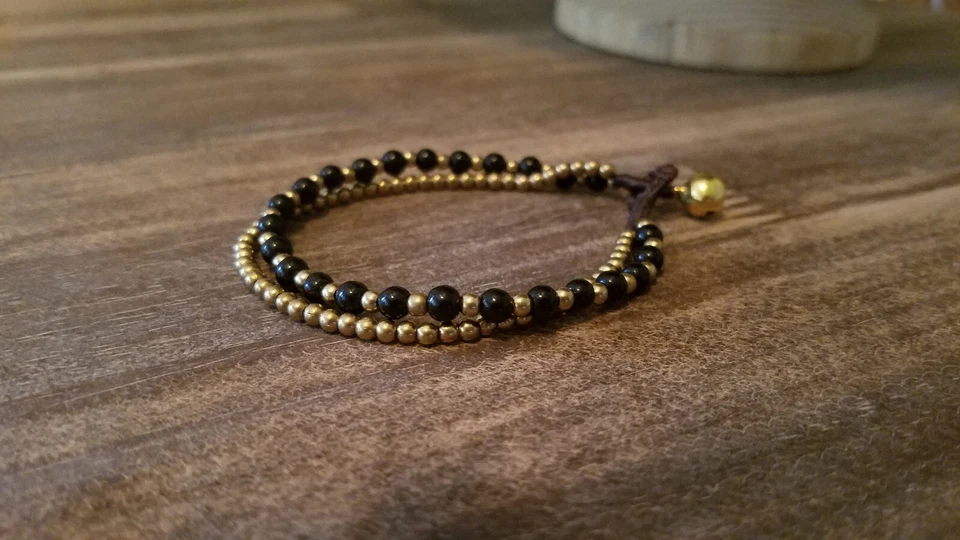 Pulsera de cuentas de ónix negro y latón estilo bohemio con campana de latón estilo tailandés Foto 1 de 1