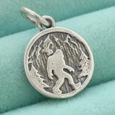 Colgante Bigfoot Charm en plata de ley 925 Sasquatch Yeti Mountain Forest regalo Foto 1 de 4