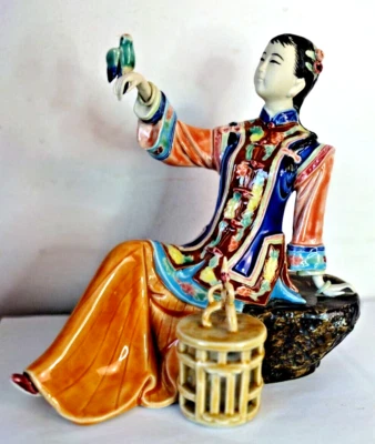 Vintage Chinese Wucai Porcelain Young Woman Figurine w/Parrot, 8" Tall, Mint! Foto 1 de 4