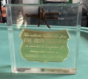 De colección Años 50 Cruzada por la Libertad LA CORTINA DE HIERRO Guerra Fría PESAPAPELES Alambre de púas - Imagen 1 de 5