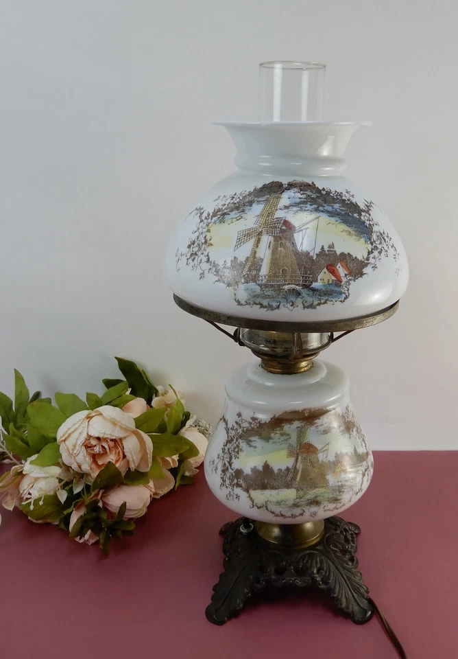 Винтажная настольная лампа из молочного стекла «Унесенные ветром», украшенная ветряной мельницей - Изображение 1 из 4