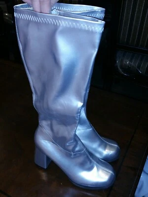 Plata GoGo Bailarina Años 60 70 Hippie Disco Disfraz Botas hasta la Rodilla Talla 8 Foto 1 de 2