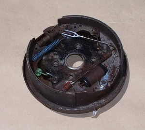 67 - 72 FORD F350 LEFT FRONT DRUM BRAKE BACKING PLATE ASSEMBLY 2WD DUALLY OEM - Foto 1 di 4