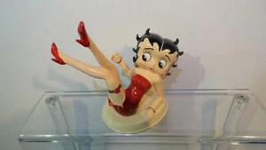 Betty Boop Weihnachtsschmuck, liegend mit Beinen in der Luft! SCHÖNES ROTES TRÄGERLOSES KLEID - Bild 1 von 8