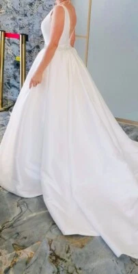 Elegante Abito da Sposa Principessa in Seta Bianca - Scollo a V e Schiena Scop - Immagine 1 di 4