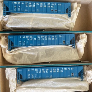 HO Scale Walthers Special Run Nebraska Co-Op 54' Covered Grain Hopper Set Pack 3 - Picture 1 of 3