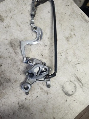 1995 Honda CR125R задний тормоз в сборе суппорт главный цилиндр рычаг - Изображение 1 из 4