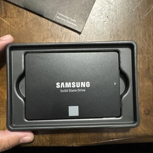 Samsung V-NAND SSD 860 PRO 256GB 2.5" Solid State Drive - Photo 1/2
