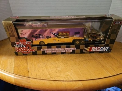 Racing Champions NASCAR 1998 Gold Series #78 Bradberry transportador 1:64 con auto Foto 1 de 4
