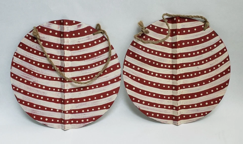 Arte colgante de pared de metal Pottery Barn Kids a rayas (2) rojo blanco 2011 Foto 1 de 4