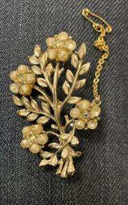 Vintage Kunstbirne Klarglas Brosche auf weißer Metalleinfassung - Bild 1 von 4