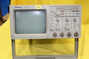 Tektronix TDS420A Oscilloscopio digitalizzazione quattro canali 200 MHZ - Foto 1 di 3