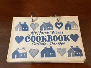 1984 Air Force Officers' Wives Cookbook Army War College, Carlisle, PA 130 Seiten - Bild 1 von 8