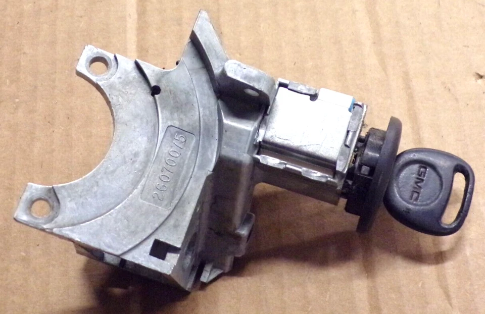 2005 gmc sierra ignition w/ key 2003-2007 chevy silverado - Image 1 of 4