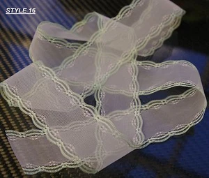 Cinta de corte de encaje bordada blanca/verde 10M 35 mm de ancho - hecha en el Reino Unido - Imagen 1 de 2