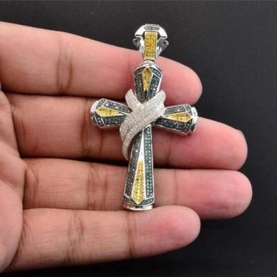 Colgante de cruz enchapada en oro blanco de 14 quilates con diamantes azules y amarillos de 1,25 quilates para hombre de 2,5" Foto 1 de 4