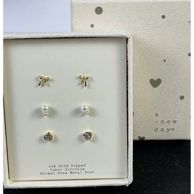 Juego de pendientes de perlas con arco de corazón de circonita cúbica sumergida en oro de 14 quilates A New Day sin níquel Foto 1 de 4