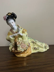 Statuina geisha porcellana vintage con cesto floreale 15" Cina - piccoli difetti - Foto 1 di 13