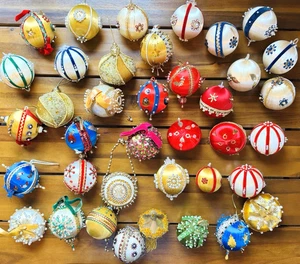 38 Vintage Ornaments Lot Beaded Satin Push Pin Christmas Kitschy Granny - Bild 1 von 18