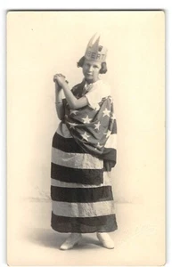 Foto patriótica antigua RPPC niña como dama libertad bandera de Estados Unidos 4 de julio Hodson - Imagen 1 de 2