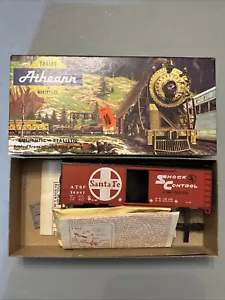 ATHEARN 1221 Santa Fe Shock 40ft Box Car Kit HO SCALE In Box - Picture 1 of 5