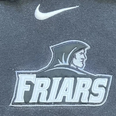 PROVIDENCE FRAARS ~ Sudadera de Softbol Negra Mediana NIKE Center Swoosh #24 Foto 1 de 4