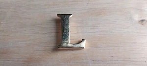Broche prendedor mayúscula letra L tono dorado caligrafía tono dorado inicial de escritura - Imagen 1 de 4