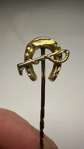 Antiguo prendedor victoriano con sello de herradura y corbata de oro de 9 quilates - Imagen 1 de 9