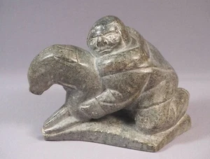 Inuit Eskimo Native American Soapstone Carving Man Seal Markossi Annutak  - Foto 1 di 7