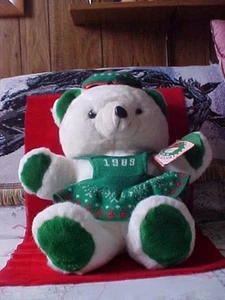 1989 weiß weiblich grün Weihnachten K Mart Bär mit Etikett Co 20" Santa's Club - Bild 1 von 6