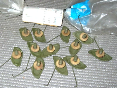 Lote de fixador de moldagem para-lama dianteiro NOS Mopar 1969 Chrysler Newport - Imagem 1 de 4