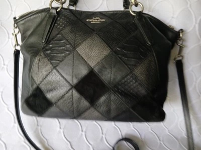 Bolsa satchel Coach Kelsey tiracolo patchwork couro preto F56848 - Imagem 1 de 4