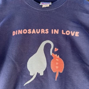 Sudadera De Colección Años 90’s Dinosaurs In Love Cuello Redondo Azul Marino Desvanecido | Para Hombre’s Mediana - Imagen 1 de 7