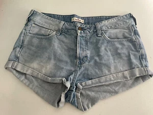 HOLLISTER junior button fly rolled cuff booty shorts light wash size 9 - Picture 1 of 5