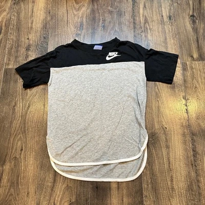 Camisa de bloque NIKE de manga corta negra, blanca y gris usada en excelente estado para niñas, talla: L grande Foto 1 de 4