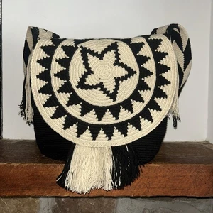 Auténtico Bolso Colombiano 100% Wayuu Mochila Talla Grande Mariposas Negras Top Plano - Imagen 1 de 10