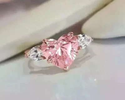 Anillo de boda de diamantes de zafiro rosa creado en laboratorio con corazón de 2 quilates enchapado en oro rosa de 14 k  Foto 1 de 4