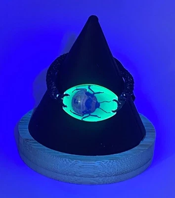 Pulsera de insectos escarabajo que brilla en la oscuridad con cordón ajustable negro y dije de resina Foto 1 de 4