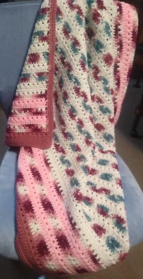 Rosa y Granate Afgano regazo o bebé 45"X36" ganchillo nuevo Foto 1 de 4