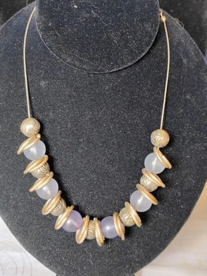 Collar llamativo vintage cuentas de vidrio esmerilado púrpura diseño rosa tono dorado Foto 1 de 4