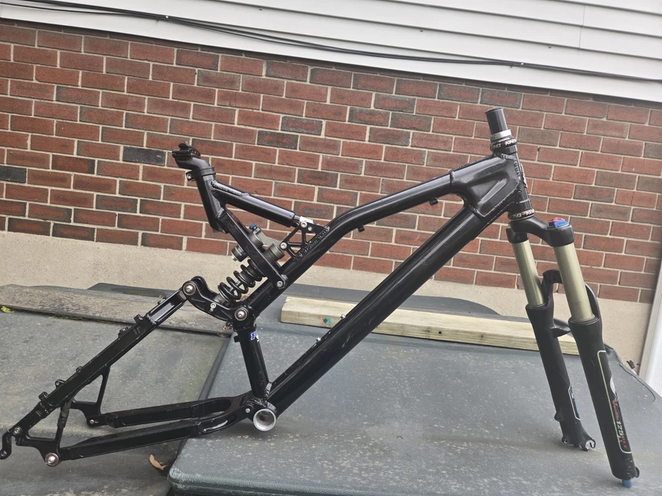 Cuadro, horquilla, auriculares, tija de sillín y amortiguador de bicicleta de montaña Intense Uzzi de colección. ¡¡Leer!!! Foto 1 de 4