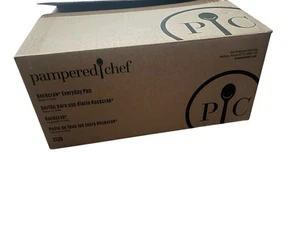 Sartén diaria Pampered Chef Rockcrok 2,5 cuartos de galón - Rock Crock con tapa de vidrio #3139 NUEVA - Imagen 1 de 2