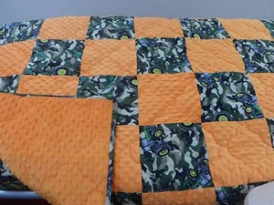  5PC.JOHN DEERE CAMO LITTLE HUNTER QUILT 2 SHEETS  PILLOW CASE w/TRAVEL PILLOW   - Picture 1 of 3