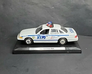 Motor Max NYPD Die-Cast Ford Crown Victoria Car Series 76102, 1:24 Scale - Picture 1 of 9