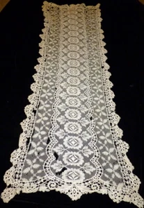 Antiguo corredor de mesa de encaje bordado 43" x 16" para manualidades muñecas boda - Imagen 1 de 4